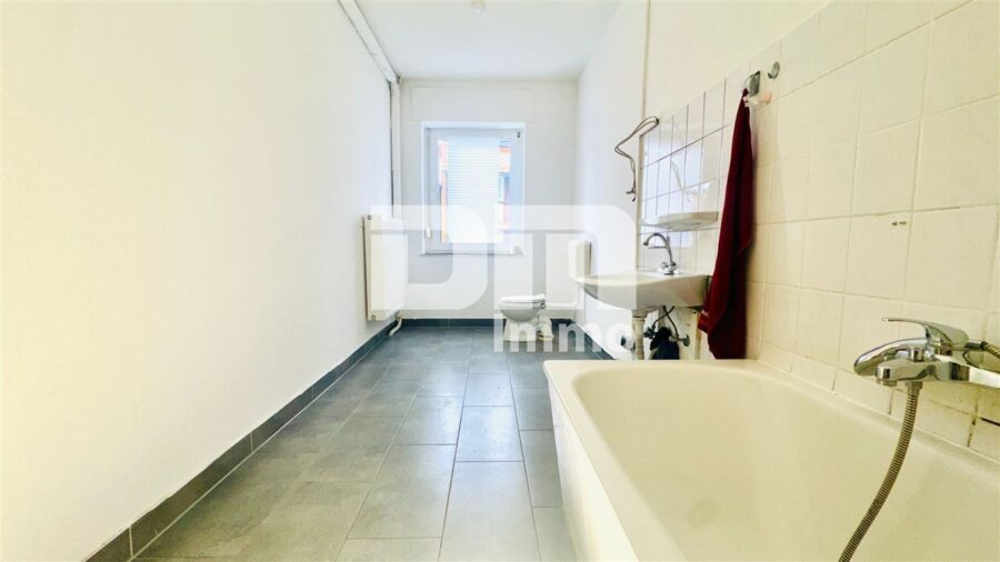 Wohn- / Hofensemble mit Einfamilienhaus, 2x Hofgebäude und altengerechter Bungalow - Haupthaus EG Bad / Wanne